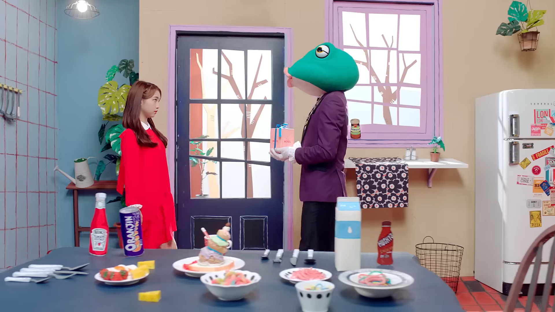 The frog approaching Yeojin with a gift box.